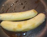 Foto del paso 2 de la receta: Plátano maduro asado en sartén relleno de queso con bocadillo