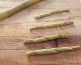 Foto del passaggio 6 della ricetta Trofie di farro ai due pesti,burrata e basilico fritto