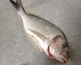 Foto del paso 1 de la receta: Dorada al limón con ensalada fresca
