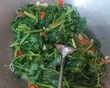 Foto langkah ke 2 dari resep Tumis kangkung tongkol suir.