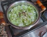 Foto del paso 4 de la receta: Alubias blancas con coles y doble sofritada