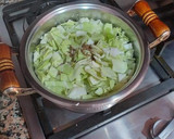 Foto del paso 4 de la receta: Alubias blancas con coles y doble sofritada