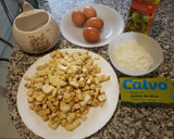 Foto del paso 1 de la receta: Tortilla de berenjena, cebolla y atún