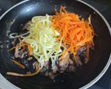 Foto del paso 4 de la receta Tallarines de calabacín y zanahoria con foie gras y shiitake