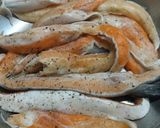 Foto langkah ke 1 dari resep Salmon belly crispy.