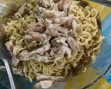 Foto langkah ke 5 dari resep Mie Rebus Ayam Bawang.