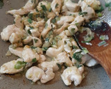 Foto del paso 1 de la receta: Pasta con salsa de verdeo, pollo y curry