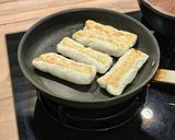 Foto del paso 5 de la receta: Merluza a la plancha con salsa de tomate y guarnición de arroz pilaf con zanahoria