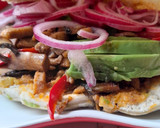 A picture of step 4 of Pita bread with pork and avocado.