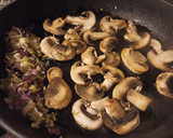Foto del paso 2 de la receta: Salsa de champiñones y verdeo para pastas