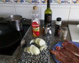 Foto del paso 1 de la receta: Filetes de entrecot con patatas al vino encebolladas
