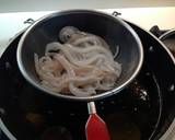 Foto del passaggio 2 della ricetta Spaghetti con calamari, fave e pomodoro mini plum