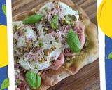 Une image de l'étape 1 de Pinsa pesto mortadelle pistache.