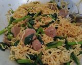 Foto langkah ke 5 dari resep Mie Goreng Praktis.