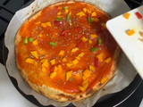 Pizza de masa de coliflor con verduras, jamón York y queso