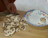 Foto del paso 1 de la receta: Champiñones a la crema con jamón y gambas