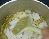 Foto del paso 2 de la receta: Patatas con sepia y guisantes