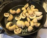 Foto del passaggio 1 della ricetta Pollo ai funghi
