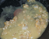 Foto del paso 3 de la receta: Merluza con salsa de berberechos y culis de espinacas con espuma