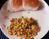एग भुर्जी पाव (egg bhurji pav recipe in marathi) रेसिपी स्टेप 3 फोटो 