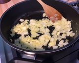 Une image de l'étape 7 de Carottes au lard, poivrons verts et raisins secs.