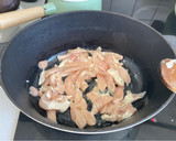Foto del paso 1 de la receta: Estofado de pollo al curry con verduras, patatas y manzana