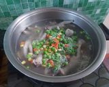 Foto langkah ke 3 dari resep Sup ceker sayur beku.