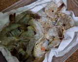 Foto langkah ke 2 dari resep Nasi Daun Jeruk dengan Udang dan Sambal Matah.