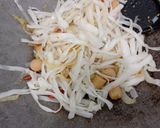 Foto langkah ke 3 dari resep Mie tiaw goreng sosis saus tiram.