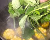 Foto langkah ke 3 dari resep Sayur Bening Bayam Jagung.
