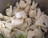 A picture of step 2 of Cauliflower and watercress soup.