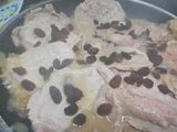 Lomo con pasas y cebolla caramelizada