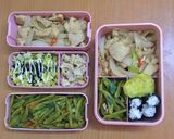 Hình bước làm 5 của món Day 29 : Gà xào hành tây, đậu côve xào cà chua, cơm độn_eat1000