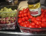 Foto del paso 1 de la receta: Banderillas de cherry, anchoas y uvas