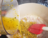 Foto del paso 3 de la receta: Curry de pollo y coco tostado sobre arroz basmati con guisantes y granada