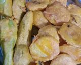 બટાકા અને મરચા ના ભજીયા (Bataka Marcha Bhajiya Recipe In Gujarati) રેસીપી સ્ટેપ3ફોટો