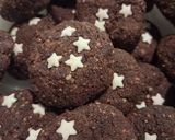 Foto del passaggio 4 della ricetta Biscotti stelline al cacao e mandorle senza uova