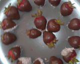 Foto del paso 2 de la receta: Frutillas con chocolate y manjar 🍓🍫
