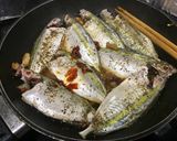Hình bước làm 2 của món Cá kho mỡ ớt