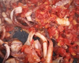 Foto del paso 5 de la receta: Arroz negro a la paella con calamares de potera, gambones y alioli de dos ajos
