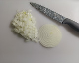 Foto del paso 2 de la receta: Guisantes con cebolla y jamón a tacos