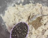 Foto del paso 1 de la receta Coca con masa de tinta de calamar y gulas del norte al ajillo