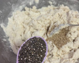Foto del paso 1 de la receta: Coca con masa de tinta de calamar y gulas del norte al ajillo