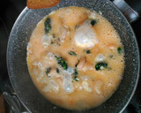 Foto del paso 5 de la receta: Tortilla/revuelto de espinacas y gambas