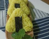 Foto langkah ke 3 dari resep Onigiri Nasi Kuning Isi Telur & Abon ✅.