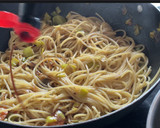 Foto del paso 4 de la receta: Espaguetis con puerro y langostinos