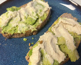 Foto del paso 2 de la receta: Tostada con aguacate, hummus y jamón York ¡muy de lunes!