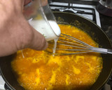 Foto del paso 4 de la receta: Flores de pasta filo rellenas de rape adobado y gambas con salsa