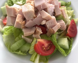 Foto del paso 5 de la receta: Ensalada verde rápida con jitomate, pepino y pechuga de pavo
