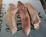 Une image de l'étape 1 de Filets de dorade à l’ail frais mariné, citron vert et coriandre.
